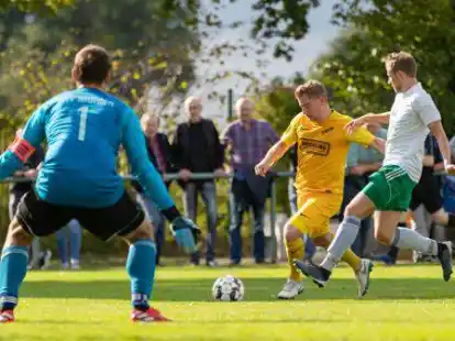 Sein Zug zum Tor wird fehlen: Sascha Thale (am Ball) sitzt im Heimspiel gegen den SV Wilhelmshaven eine Gelbsperre ab.