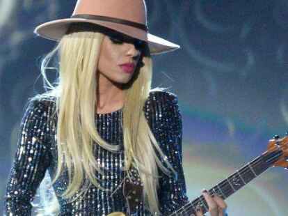 Orianthi spielt Sologitarre w&auml;hrend der Gala-Show &bdquo;Latin Grammy 2019&ldquo; im MGM Grand Convention Center in Las Vegas.