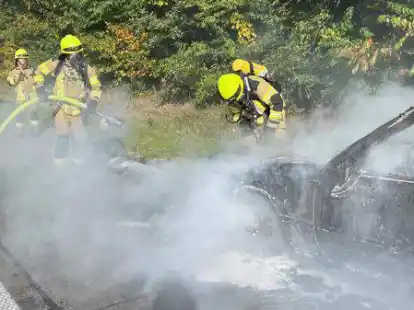 Einsatz auf der Autobahn: Die Freiwillige Feuerwehr Hahn l&ouml;schte einen in Brand geratenen Oldtimer.