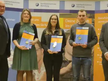 Die Besten: Kammerpr&auml;sident Eckhard Stein (li.) und Hauptgesch&auml;ftsf&uuml;hrer Heiko Henke (re.) ehrten (v.li.) Rieke Quathamer, Lara Krug und Jan Kr&auml;mer; nicht im Bild Hannah Landsberg, Laif R&uuml;scher und Julian Hicken.