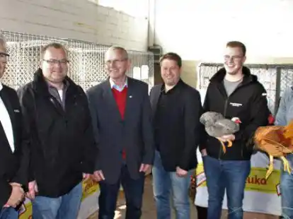 Freuten sich &uuml;ber das 125-j&auml;hrige Bestehen des Rassegefl&uuml;gelzuchtvereins Apen/Augustfehn (von links): Hans-J&uuml;rgen Jan&szlig;en, Lars Steenken, Ludger B&uuml;nnemeyer, Sven Wiesner, Marvin Heyn und Heinz de Vries.
