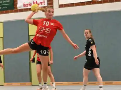 War mit sechs Toren in Bremen die erfolgreichste SG-Torsch&uuml;tzin: Ruth Kampers (am Ball).