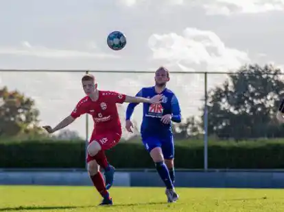 Der SV Altenoythe II um Sebastian Laing (rechts) behielt in Kneheim die Oberhand.