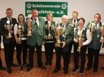 Strahlende Gesichter bei der &Uuml;bergabe der Pokal und Troph&auml;en: (von links) Matthias Linde, Lars Frerichs, Jana Beckmann, Klaus-Dieter Kr&ouml;ger, Sylvia Ecksmann, Erhard Plenter, Kevin Gawlitza, Erika Kleen, Torsten Trzaskaz sowie Steffen Haak