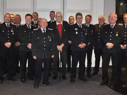 B&uuml;rgermeister Michael Kurz (links) und Kreisbrandmeister Heiko Basshusen (4. von rechts) nahmen die Ehrungen der verdienten Feuerwehrleute aus Brake vor.
