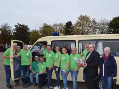 Die Gruppe vor dem Start der Spendentour auf dem Rodenkircher Marktplatz mit Stadlands B&uuml;rgermeister Harald Stindt (2. von rechts).