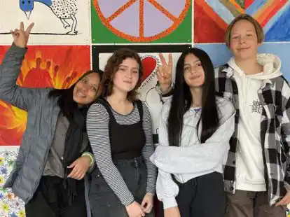 Auf dem Foto sind zu sehen (von links) Eliana Paola G&oacute;ngora Lemos (Instituci&oacute;n Educativa Las Palmas, Envigado), Victoria Kirillova (9a), Angie Vanesa Restrepo Vasquez (Instituci&oacute;n Educativa Las Palmas, Envigado) und Nico Fischer (9a).