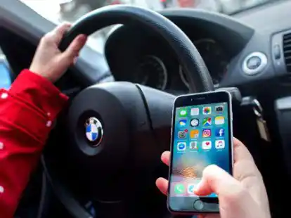 Wer beim Autofahren mit dem Handy hantiert, lebt gef&auml;hrlich.