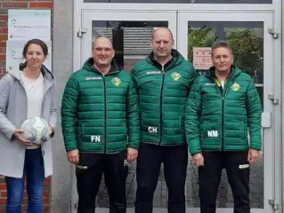 Besonderes Fu&szlig;balltraining an der Marienschule Bar&szlig;el (von links): Daniela Schwarze (Marienschule) sowie Fred Niedertra&szlig;er, Carsten Herzog und Norbert Meisterfeld vom JFV Nordkreis.