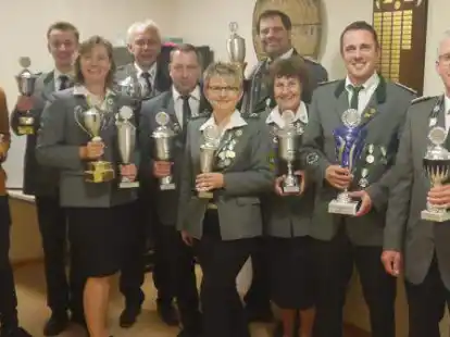 Erfolgreich beim Schie&szlig;en des Sch&uuml;tzenvereins Ippener (von links): Tede Eichler, Hauke Eichler, Ilka Eichler, Klaus Bruns, Uwe Bitter, Simone Preiss, Swen Wiechmann, Ulrike Hohnholz, Christian Bruns und Arnold Wiechmann.