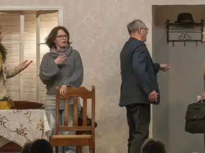 Ernste Blicke im Lustspiel? Martina Spormann, Mareike Jentzsch, Wolfgang Werner und Gaby Pannen.