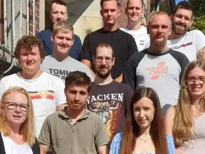 Pr&uuml;fungen erfolgreich gemeistert: die Teilnehmenden des Kurses &bdquo;Ausbildung der Ausbilder&ldquo; vom Bildungswerk Friesoythe.  Foto: