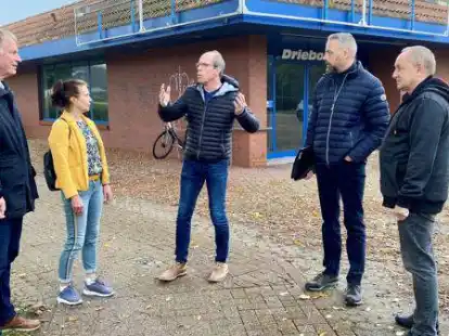 In Obenstrohe soll demn&auml;chst eine Gemeinschaftsunterkunft f&uuml;r Gefl&uuml;chtete eingerichtet werden: B&uuml;rgermeister Gerd-Christian Wagner (von links) machte sich bei einem Gespr&auml;ch mit Elena Liebenthal, Heiko Eilers, Christian Klimkeit und Ingo H&ouml;fers ein Bild von den &ouml;rtlichen Gegebenheiten.