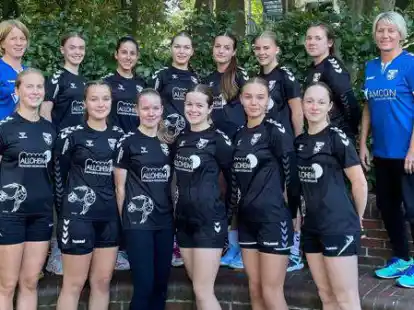 Das tolle TVC-Team mit (hinten, von links) Trainerin Meike Grotz, Sarah Henke, Leonie Zeqo, Anne Meyborg, Marie Wienken, Fiona Meyer, Maike Berthold, Trainerin Birgit Deeben sowie (vorne, von links) Jule Ostermann, Eva Rolfes, Madita Guderle, Joelle Pasch, Insa Bl&ouml;mer und Lea Grotz