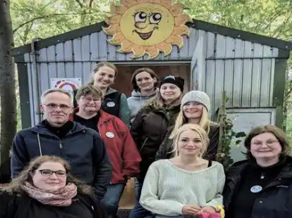 Leitung und Vorstand f&uuml;r den Waldkindergarten Ihlow, von links nach rechts unten: Traute Herz-Kleptow, Sandra Krull, Svenja Jan&szlig;en, Elina de Boer, Eva-Maria Hoffnung, Bertram Gerdes, Anne Reents, Leiterin Christina Claasen, Stefanie Saathoff vor dem Bauwagen im Wald.