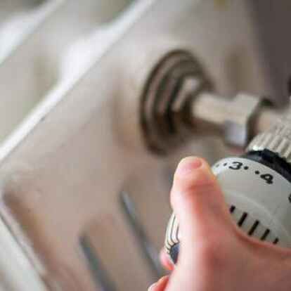 Wer Arbeitslosengeld II bezieht und &bdquo;unangemessen&ldquo; heizt, muss sich beim Jobcenter eventuell erkl&auml;ren.