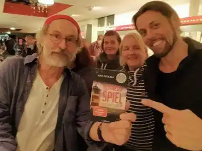 Klaus-Peter Wolf (links) und Spielerfinder Jens Schumann bei der Vorstellung des neuen &bdquo;Ostfriesenspiels&ldquo; in Norden. Spieler m&uuml;ssen darin in der Figur des Kommissars Frank Weller in eigener Sache und gegen die Zeit der Stadt ermitteln.