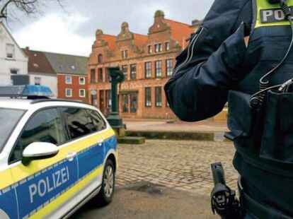 Die Polizei hat Anfang Juli mehrere Grundst&uuml;cke in Leezdorf mit Baggern und Schaufeln auf Spuren illegaler M&uuml;llentsorgung untersucht.