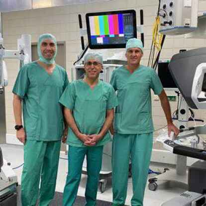 Freuen sich &uuml;ber ihren hochentwickelten Roboter-Assistenten: (v.l.) Dr. Predrag Drazic, Dr. Muneer Deeb und Prof. Dr. Ingo Kausch von Schmeling.