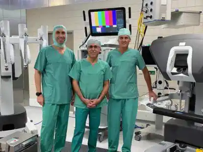 Freuen sich &uuml;ber ihren hochentwickelten Roboter-Assistenten: (v.l.) Dr. Predrag Drazic, Dr. Muneer Deeb und Prof. Dr. Ingo Kausch von Schmeling.