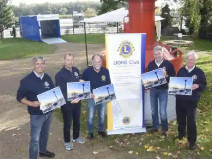 Die Mitglieder vom Lions-Club, (von links) Pr&auml;sident Peter Jelkmann, Stephan Sandvo&szlig;, Holger Klukas, Dr. Hartmut Bode und J&uuml;rgen Sender, werben f&uuml;r den diesj&auml;hrigen Adventskalender.