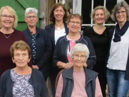 Mitglieder des alten und neuen Vorstands der Moorriemer Landfrauen (stehend von links): Meike Haye, Heike Kuhlmann, Kerstin Luers, Inge Hayen, Birgit Johannesmann, Berna Heinemann sowie (sitzend von links) Almut Heinemann, Helga Geerken