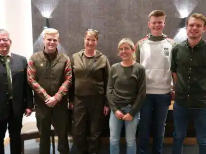 Hegeringsleiter Ludger Grafe begr&uuml;&szlig;te die neuen Hegeringsmitglieder (von links) Christoph Meyer, Sonja Zinke, Vanessa Wenke-Wegmann, Vincent M&ouml;ller und Thomas Johannes.