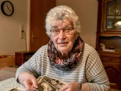 Monika Stark schaut sich Marktbilder aus fr&uuml;heren Zeiten an.