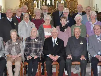 Diese Jubilare feierten ihre Diamanten-, Eisen-, Gnaden- und Segen-Konfirmation in der St.-Matth&auml;us-Kirche.