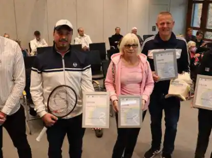Kevin Haupt (Landkreis Oldenburg, von links) hat die Urkunden verliehen: Sie gingen an Ferdinand Diekmann (f&uuml;r den Wardenburger TC als gr&ouml;&szlig;tes Team), Katja Werts (beste Einzelfahrerin), Woldemar Schilberg (f&uuml;r das zweitplatzierte Team) und Niels K&auml;hler (f&uuml;r BBM Ganderkesee als bestes Unternehmen). Die &uuml;brigen Gewinner konnten nicht teilnehmen.