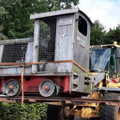 Mit einem Radlader wurde sie im Sommer vom Barre-Platz geholt und zum Letas-Haus gebracht: die historische Kleinlok, die auf die Anh&ouml;he im neuen Kreisel sollte.