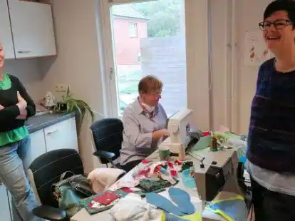 Geh&ouml;rt f&uuml;r die N&auml;herinnen unbedingt dazu: Kleiner Kl&ouml;nschnack in der K&uuml;che des Treffpunkts (von links): Heidemarie Heyer, Andrea Akkermann und Steffi Hamm.