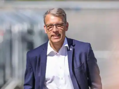 Peter Kn&auml;bel k&uuml;ndigt Winter-Transfers beim FC Schalke 04. Foto: Tim Rehbein/dpa