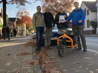 Wollen an dieser Stelle lieber eine Fahrradspur statt Parkpl&auml;tze haben: (von links)  Jens Glave, Wilfried Reinke und J&uuml;rgen Pieper und Heinrich Book vom ADFC