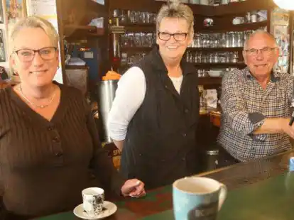 Mitarbeiterin Tanja M&uuml;ller (links) sowie Anne H&uuml;lsmann Gerfried H&uuml;lsmann hinter dem Tresen: Die Drei von der Dorfkneipe wollen noch bis Februar 2024 weitermachen.