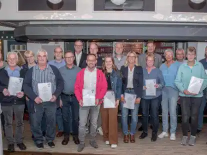 Strahlende Gesichter: Die Gewinner des Wettbewerbs &bdquo;Unser Dorf soll sch&ouml;ner werden &ndash; unser Dorf hat Zukunft&ldquo; halten ihre Urkunden in den H&auml;nden