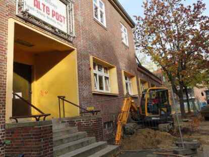 Die Baggerarbeiten im Au&szlig;enbereich der Alten Post an der Cirksenastra&szlig;e sind im vollen Gange.