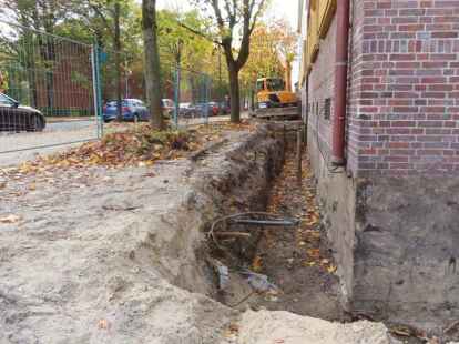 Hier ist ein kleiner &bdquo;Burggraben&ldquo; entstanden: Sanierungsarbeiten am Jugendzentrum Alte Post.