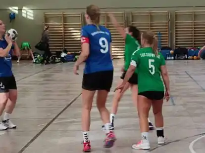 Die Oldenbroker Korbballlerinnen (am Ball) haben in dieser Saison noch Probleme.