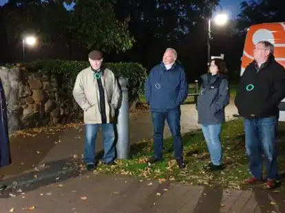 Bernhard Kempermann (links) mimte den Nachtw&auml;chter Jan-Hinnerk und nahm die G&auml;ste mit auf seine Runde durch Gro&szlig;enkneten.