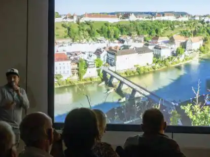 Stimmung wie im Kino: Bei gedimmtem Licht erz&auml;hlt Reisejournalist Maximilian Semsch von seinem &bdquo;Abenteuer Deutschland&ldquo;.