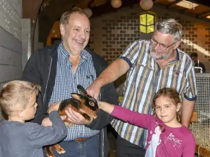 Finn, Stefan Budde, Joachim Hoffmann und Johanna erfreuen sich an den Kaninchen.