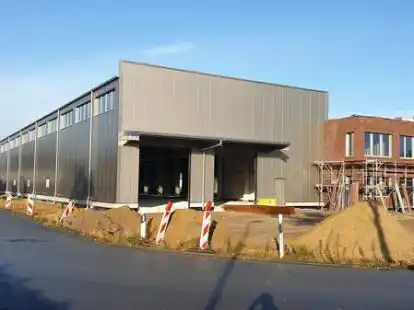 Soll Anfang kommenden Jahres bezogen werden: die neue Produktionsst&auml;tte des Spezialfahrzeugherstellers NTM im Gewerbe- und Industriegebiet am Zeppelinring in Ahlhorn.