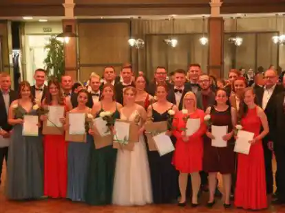 25 junge Frauen und M&auml;nner haben ihre Ausbildung abgeschlossen und ihre Gesellenbriefe als Landwirtin und Landwirt erhalten. Kreislandwirt Hartmut Seetzen (von rechts), Renko Eilts von der Lanwirtschaftskammer und BBS-Lehrerin Gesa L&ouml;blein gratulierten.