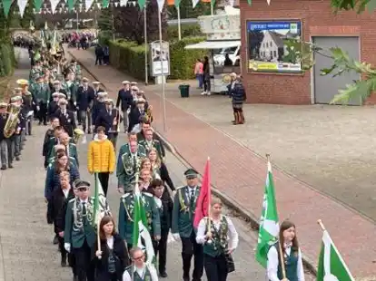 Rund 5000 Teilnehmer und 18 aktive Musikvereine haben am Sonntag am gro&szlig;en Festumzug durch den Ort teilgenommen.