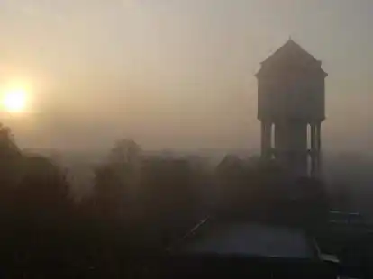 Ein Foto von Anja Fischer: &bdquo;Mein Zuhause ist mittlerweile Bremen, aber meine Heimat ist Emden. Ich besuche meine Heimatstadt regelm&auml;&szlig;ig oft, habe aber nicht DEN EINEN Lieblingsplatz. Aber ein beliebtes Fotomotiv von mir ist der Wasserturm, da ich ihn von meinem Kinderzimmer aus schon beim Aufstehen gesehen habe. Auf dem anliegenden Foto im Morgennebel hat er was Mystisches.&ldquo;