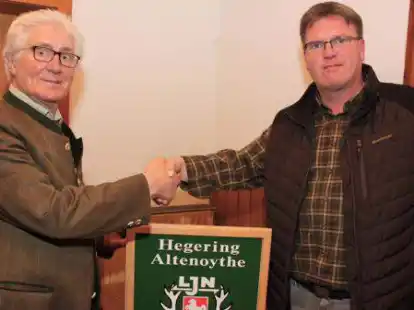 Zur Wahl des stellvertretenden Leiter des Hegering Altenoythe gratulierte Hegeringleiter Hans Blome (links) dem Weidmann Bernhard Henken.