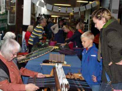 Gro&szlig;es Interesse: F&uuml;r die Besucher gab es viel zu entdecken und sie konnten auch selbst mitmachen.