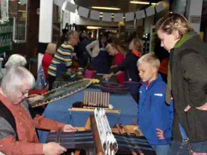 Gro&szlig;es Interesse: F&uuml;r die Besucher gab es viel zu entdecken und sie konnten auch selbst mitmachen.