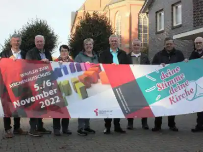 Die Kandidaten im Saterland mit Wahlvorsteher Georg Pugge (von links): Hans-Theo Strohschnieder, Anton Fortwengel, Maria Meyer,  Wilma Naber, Werner Stavermann, Heinrich P&ouml;rschke,  August Thedering,  Magnus Perk und Pfarrer Ludger Fischer. Es fehlt Christian L&uuml;bbers.